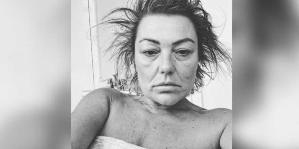 La cantante compartió una fotografía junto a su hermana a través de redes sociales.