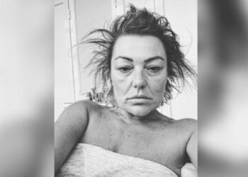 La cantante compartió una fotografía junto a su hermana a través de redes sociales.