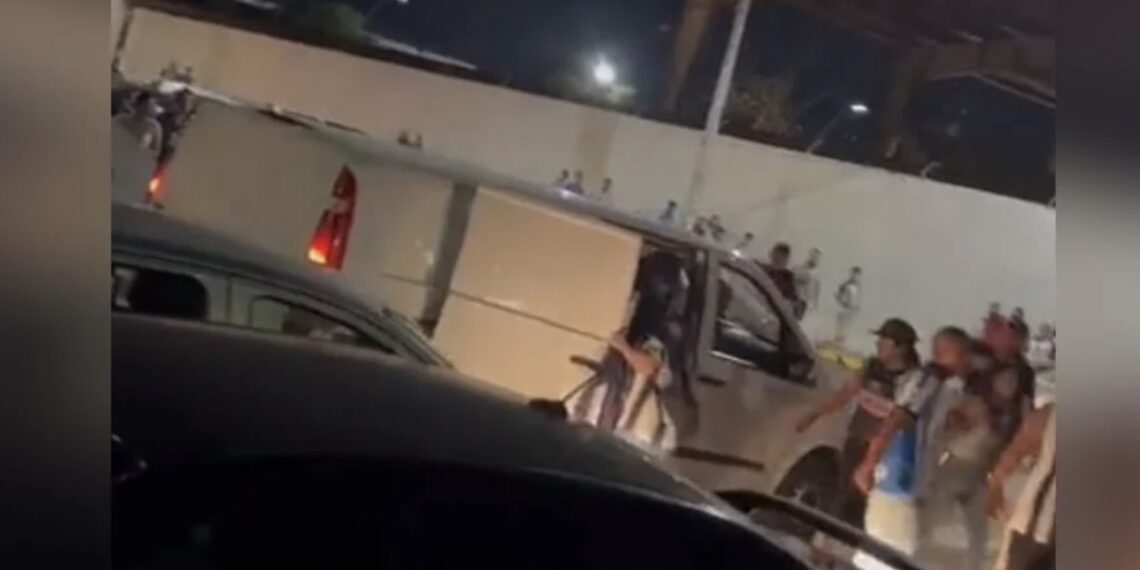 Ha trascendido que dos paramédicos resultaron lesionados, sin embargo, uno de ellos está grave y tendrá que ser operado por los golpes a la cabeza recibidos.