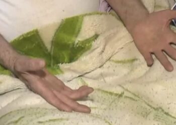 El hombre no puede moverse por sí solo, por lo que actuó rápido y subió a su silla de ruedas para defenderse.