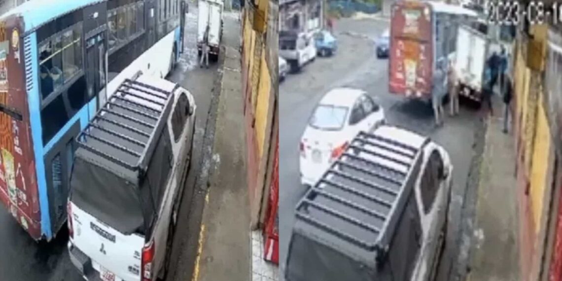 Una cámara de seguridad registró que el chofer murió atropellado por si propio autobús a las 8:38 de la mañana.