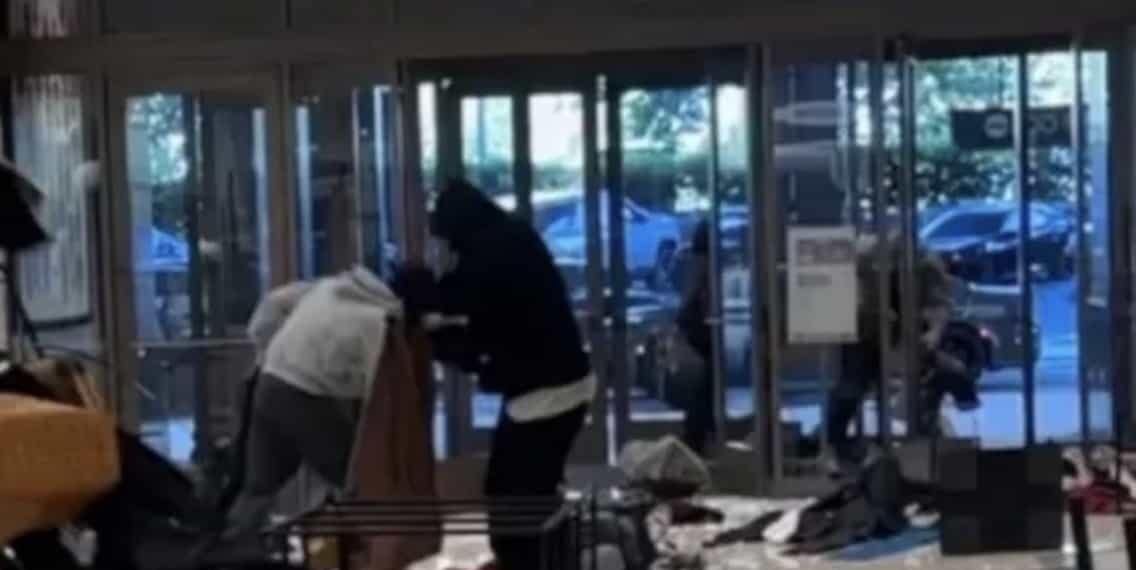 Autoridades en California no ha declarado nada sobre los robos a tiendas en centros comerciales donde no detienen a los ladrones.