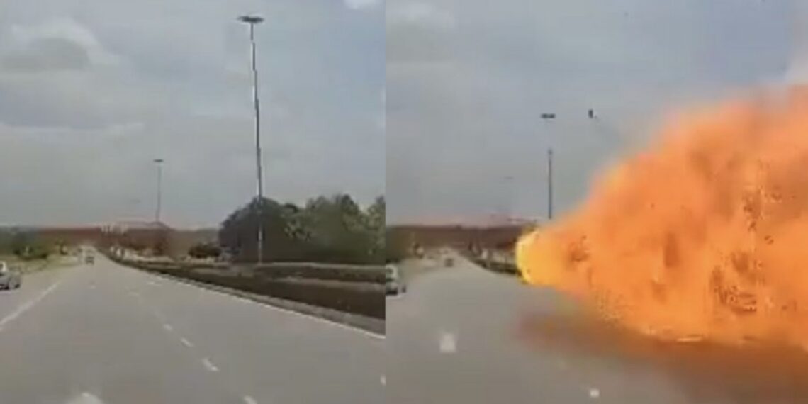 El aeroplano se impactó contra un auto y una motocicleta, cuyos conductores fallecieron.