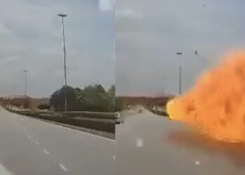 El aeroplano se impactó contra un auto y una motocicleta, cuyos conductores fallecieron.