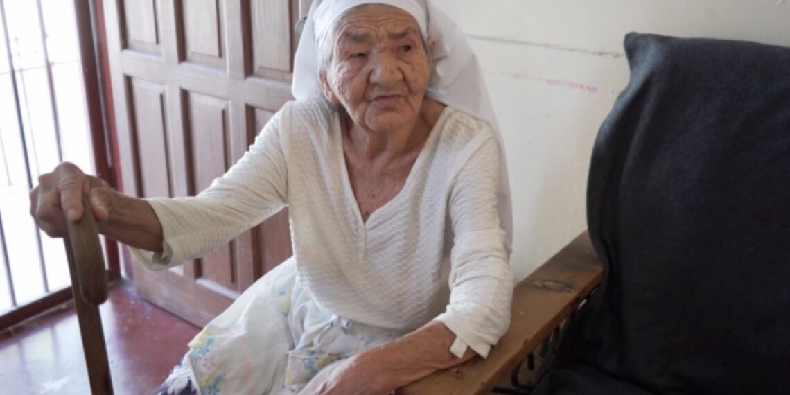 La mujer de la tercera edad, de origen salvadoreño, se encuentra en un refugio en Piedras Negras, Coahuila, esperando su cita para migración