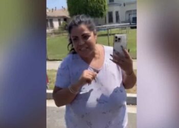 La mujer echó al vendedor y le dijo que se regresara para México, argumentando que allí que tenía libertad para hacer lo que deseara.