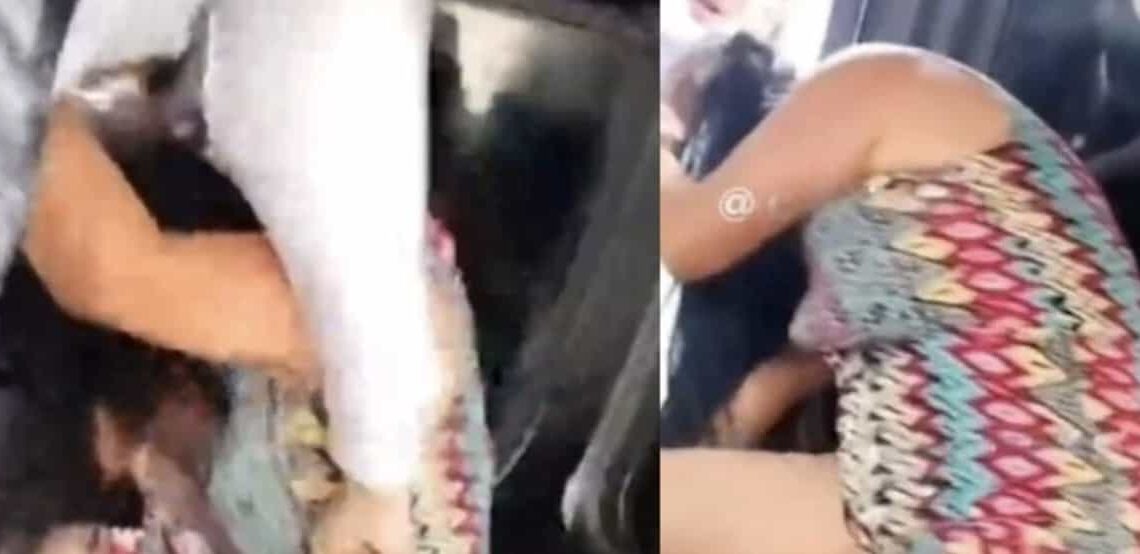 La mujer embarazada, acompañada de su madre, ataca a la presunta amante de su esposo, lanzándole golpes, patadas y jalones.