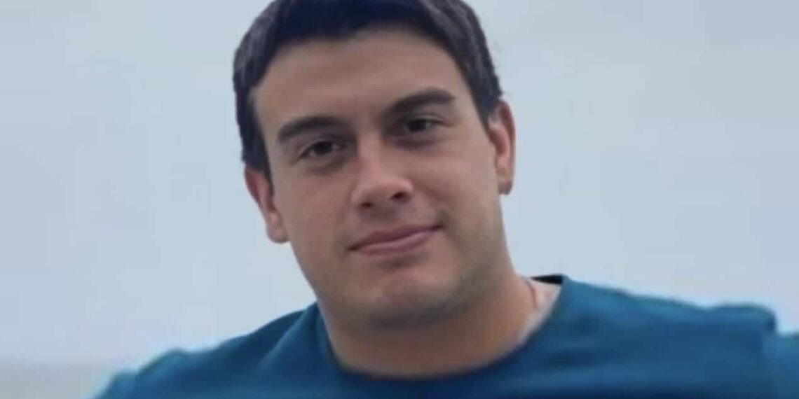 El agresor le habló por teléfono al joven para que saliera de su casa y una vez que lo hizo le disparó; la madre de Fidel vio todo.