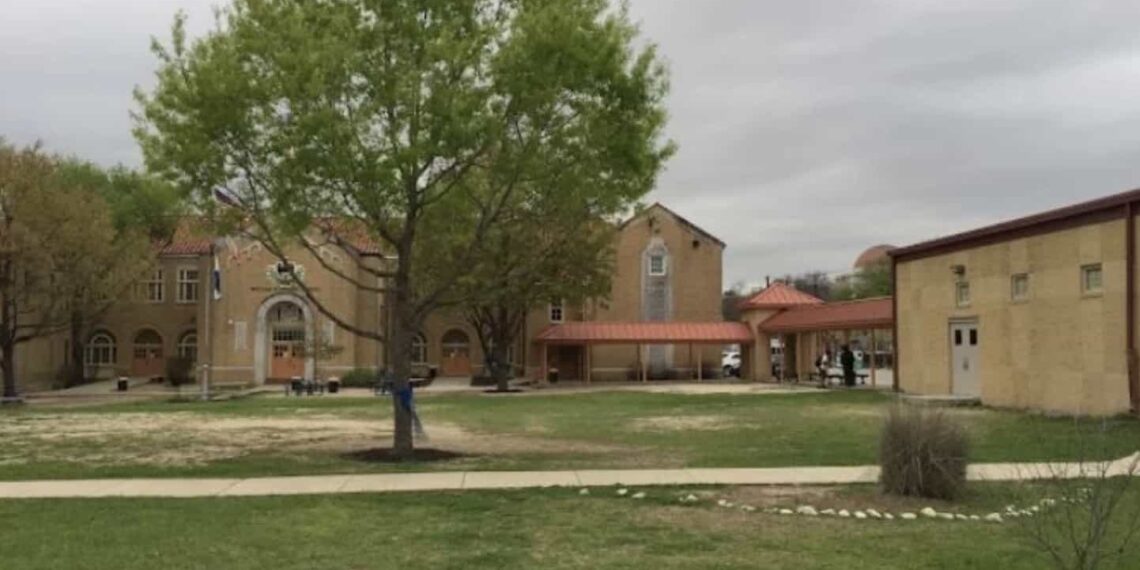 De acuerdo con medios de comunicación, dos trabajadores del plantel encontraron el cuerpo de la estudiante en la parte trasera del edificio