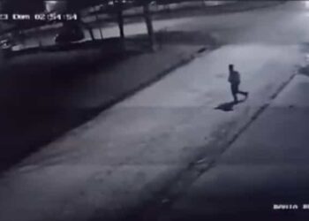 La defensa afirma que lo que hizo fue en defensa propia, aunque el acusado señala que no recuerda por qué hizo eso, ya que su mente se puso en blanco y segundos después ya había asesinado al hombre.