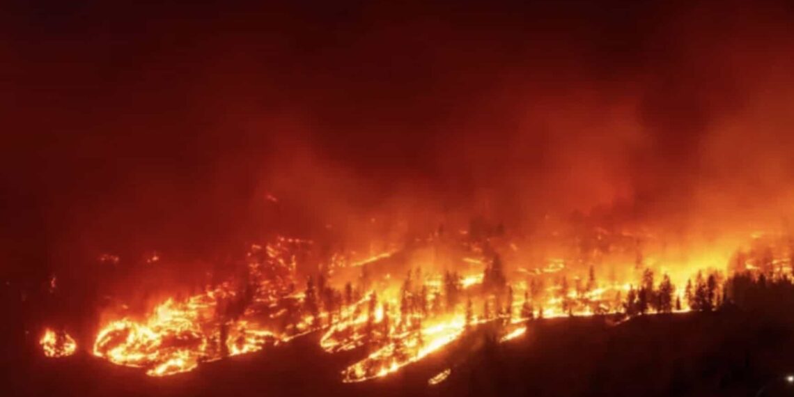 Al rededor de 30 mil personas han sido evacuadas y esperan que otras 30 mil reciban la orden.