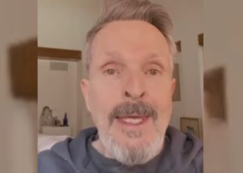 En el corto comunicado, Miguel Bosé expresó que diez hombres entraron a su casa el pasado 18 de agosto