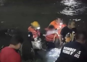 La mujer y su hijo son originarios de Honduras; quedaron atrapados en medio del río y se resguardaron en un islote.