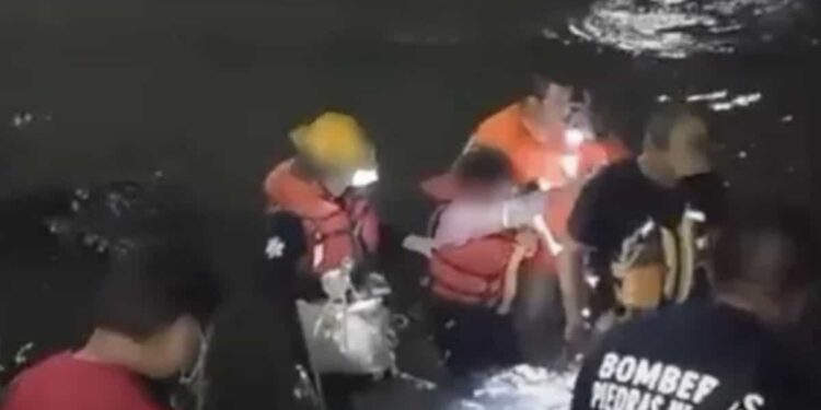 La mujer y su hijo son originarios de Honduras; quedaron atrapados en medio del río y se resguardaron en un islote.