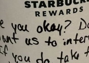 El trabajador intentó ayudar a la chica que se notaba incómoda ante la presencia del hombre.