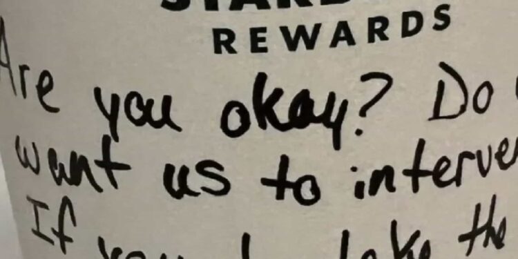El trabajador intentó ayudar a la chica que se notaba incómoda ante la presencia del hombre.
