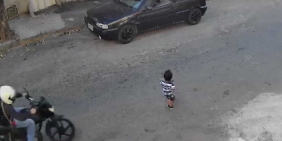 El accidente quedó documentado por una cámara de videovigilancia y se hizo viral en las redes sociales.