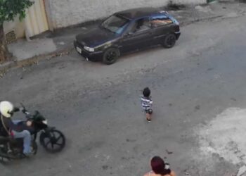 El accidente quedó documentado por una cámara de videovigilancia y se hizo viral en las redes sociales.