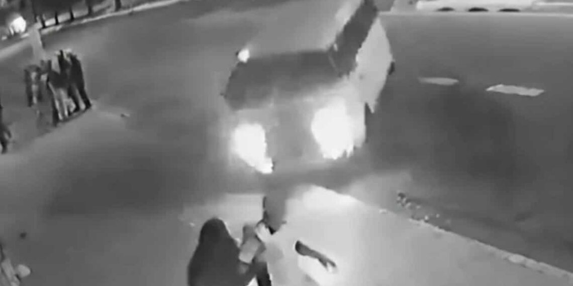 El accidente donde murió Gabriela Oliveira, de 18 años, quedó registrado en una cámara de seguridad.