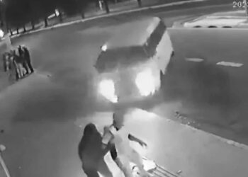 El accidente donde murió Gabriela Oliveira, de 18 años, quedó registrado en una cámara de seguridad.