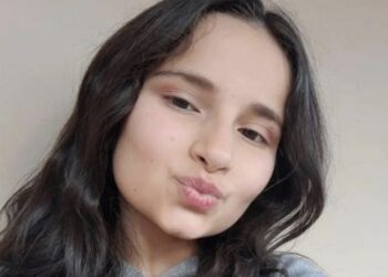 Una joven de a penas 13 años murió después de que asomara su cabeza por la ventana de un autobús y fuera golpeada por un poste en Brasil.