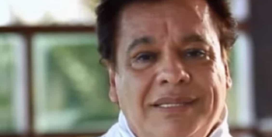 Muchas son las teorías de que Juan Gabriel pudo haber fingido su muerte, sin embargo, uno de sus amigos y colaboradores más cercanos habló de las ganas que tenía el cantante por desaparecer con un nuevo rostro