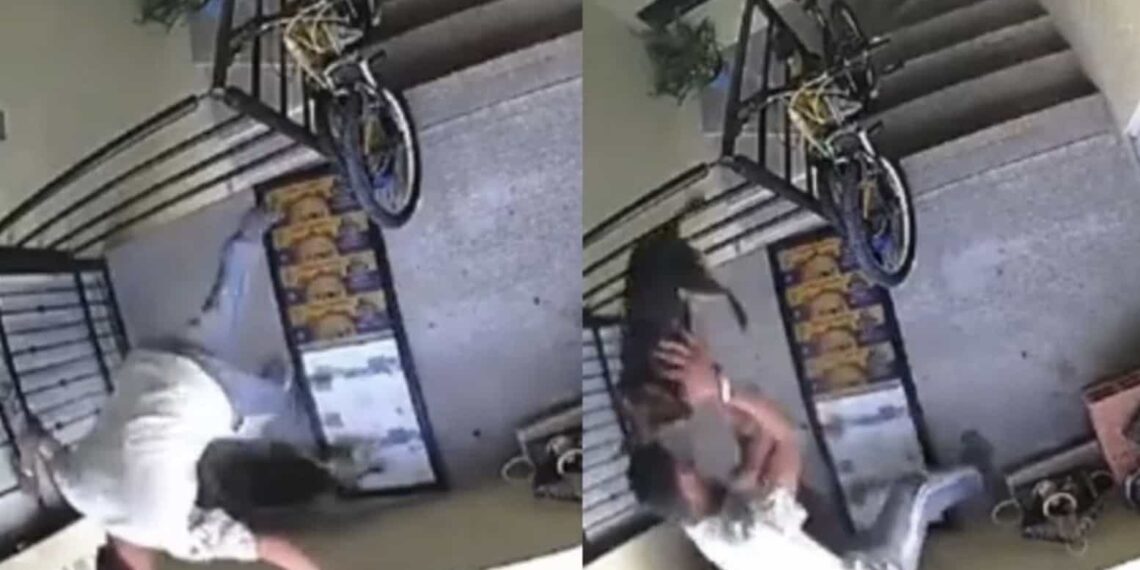 En el video se observa al hombre agrediendo a patadas en diversas ocasiones a la perrita, quien de acuerdo con usuarios de redes sociales, murió debido a la caída.