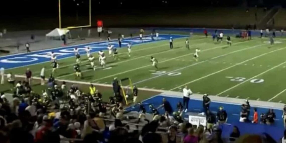 Ante el estruendo de los disparos, los jugadores comenzaron a correr, lo cual quedó registrado en la grabación de este partido de fútbol americano.