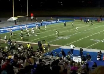 Ante el estruendo de los disparos, los jugadores comenzaron a correr, lo cual quedó registrado en la grabación de este partido de fútbol americano.