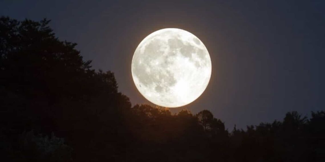El cielo se prepara para sorprender al mundo y despedir al mes de agosto con broche azul.