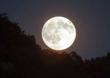 El cielo se prepara para sorprender al mundo y despedir al mes de agosto con broche azul.