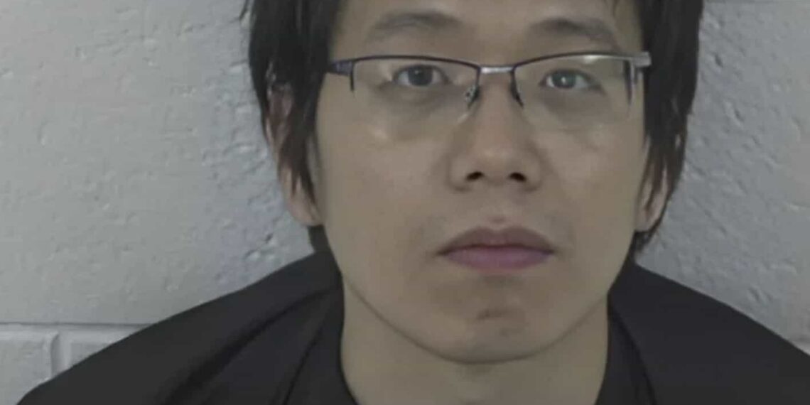 Las autoridades señalaron que se realizaron disparos en los Laboratorios Caudill, donde aparentemente Zijie Yan, fue encontrado muerto.