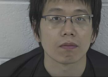 Las autoridades señalaron que se realizaron disparos en los Laboratorios Caudill, donde aparentemente Zijie Yan, fue encontrado muerto.