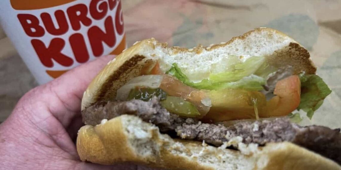 La cadena de comida rápida tendrá que defenderse de una demanda colectiva que la acusa de servir una hamburguesa más pequeña que la que ofrece en sus menús.