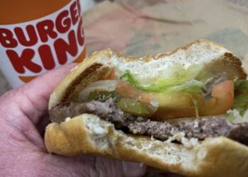 La cadena de comida rápida tendrá que defenderse de una demanda colectiva que la acusa de servir una hamburguesa más pequeña que la que ofrece en sus menús.