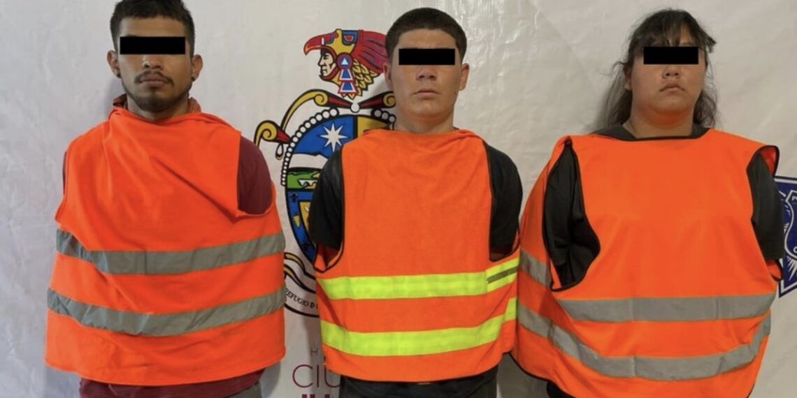 Detienen a dos sujetos, una mujer y un adolescente por homicidio y delitos contra la ley federal de armas de fuego y explosivos