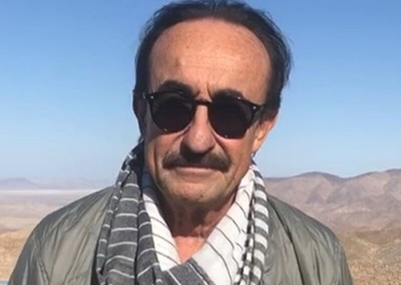 El artista se encontraba en México cuando malestares cardíacos que había presentado se agudizaron por lo que decidieron acudir a un hospital.