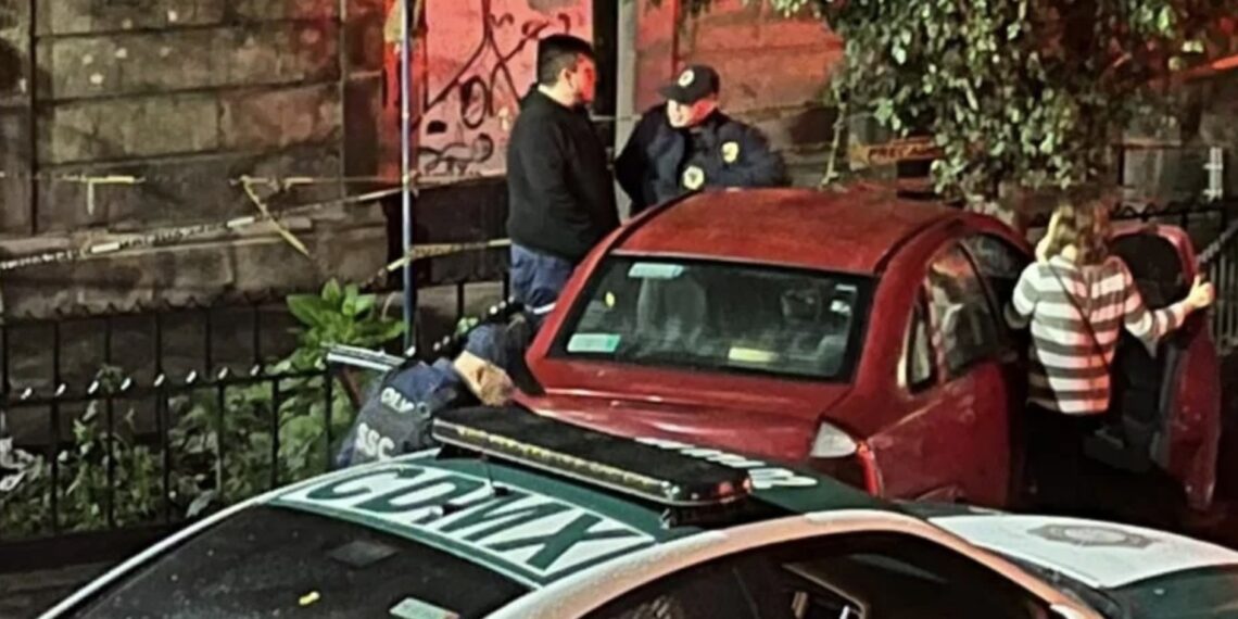 En el video se observa cómo el hombre le pide dinero a una mujer que lo acompañaba, posterior se acerca a un policía y le da la mano en señal de despedida entregándole el efectivo.