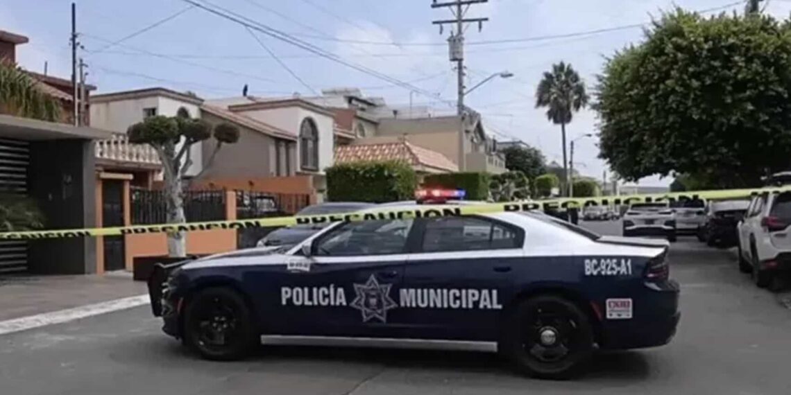 La agresión ocurrió ayer alrededor de las 14:10 horas del viernes cuando el oficial se estacionó en la sección Jardines del fraccionamiento Playas de Tijuana.