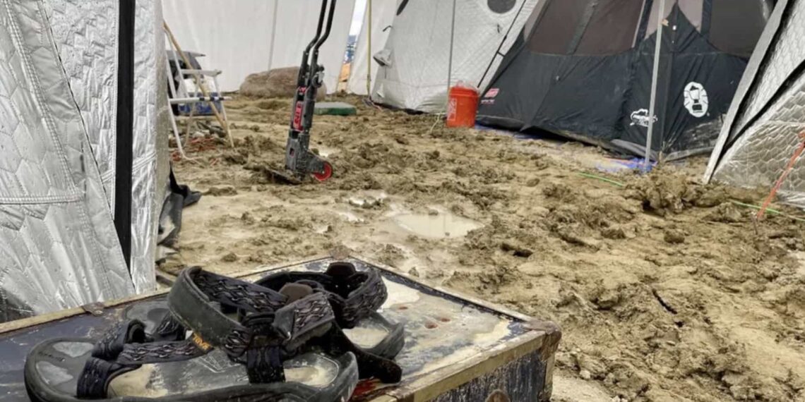 Hasta el momento hay miles de personas varadas en el fango que ocasionaron las fuertes lluvias en el estado; las autoridades continúan auxiliando a los asistentes.