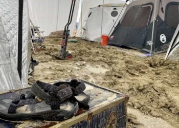 Hasta el momento hay miles de personas varadas en el fango que ocasionaron las fuertes lluvias en el estado; las autoridades continúan auxiliando a los asistentes.