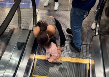 En el clip se ve como personal de la plaza comercial donde se dio intentan que la bebé salga de esa situación.