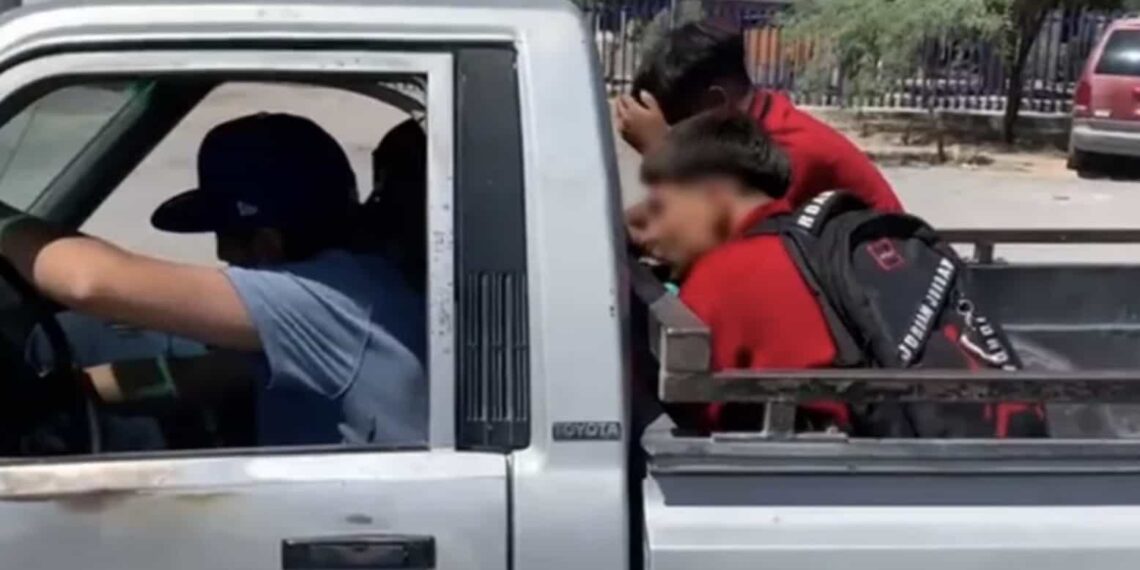 Al menos seis jóvenes agredieron al joven que se encuentra grave de salud.