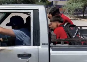 Al menos seis jóvenes agredieron al joven que se encuentra grave de salud.