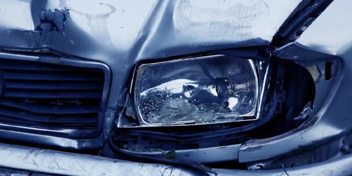 La mujer perdió el control del auto después de girar el volante y causó el accidente.