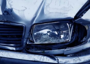 La mujer perdió el control del auto después de girar el volante y causó el accidente.