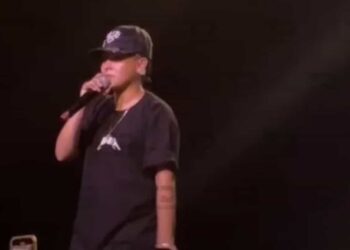 “Hoy vine aquí de frente a pedirles perdón. La neta nunca fue nuestra intención ofender a nadie ni faltarle el respeto a nadie”, comentó en su presentación en el Foro Tims.