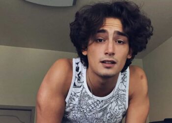 “Yo no me voy de vacaciones tres veces al año... trabajo todo el año", dijo.