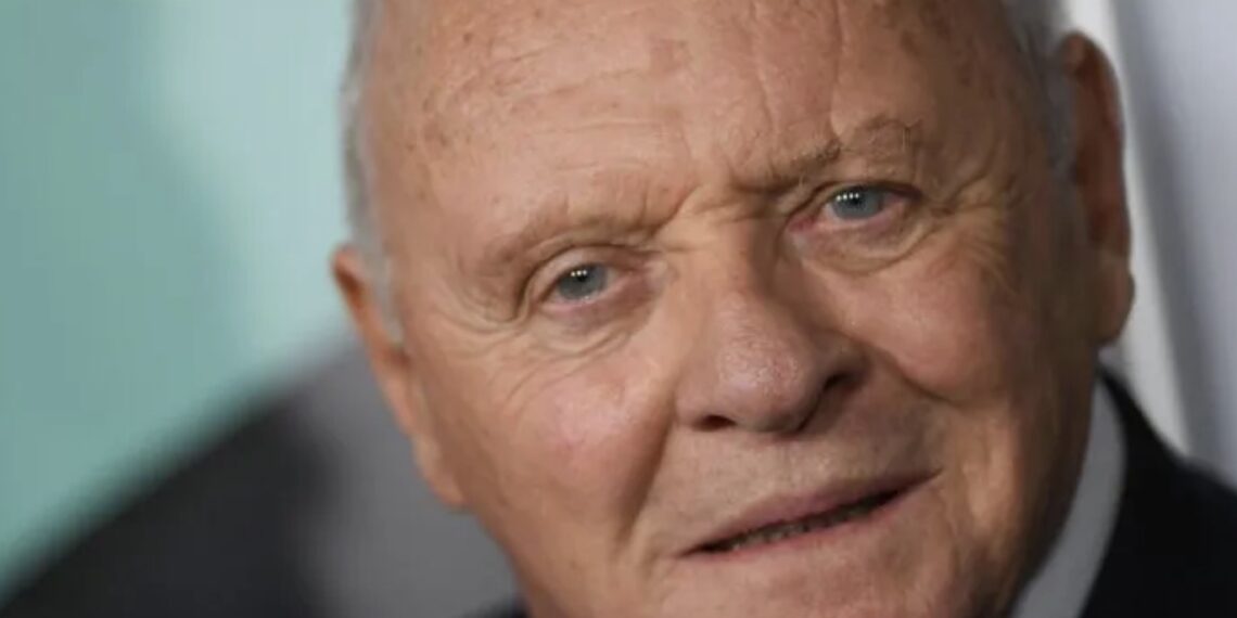 Anthony Hopkins demuestra que tiene habilidad para tocar instrumentos musicales