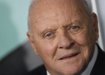 Anthony Hopkins demuestra que tiene habilidad para tocar instrumentos musicales